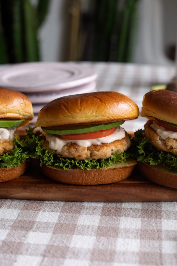 salmon burgers with spicy tartar sauce